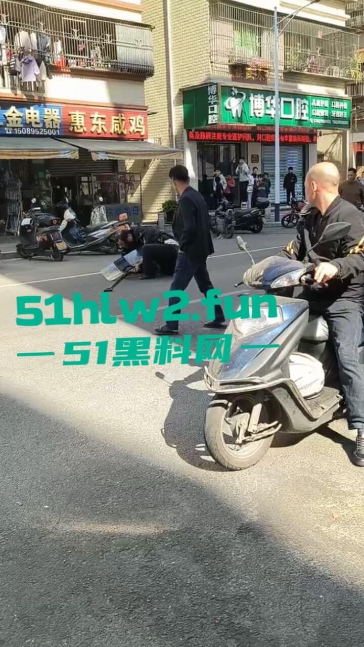 汕尾市海丰县持刀匪徒和帽子叔叔对峙被抓,王某抢劫犯此前有吸毒史逮捕现场视频曝光。-4