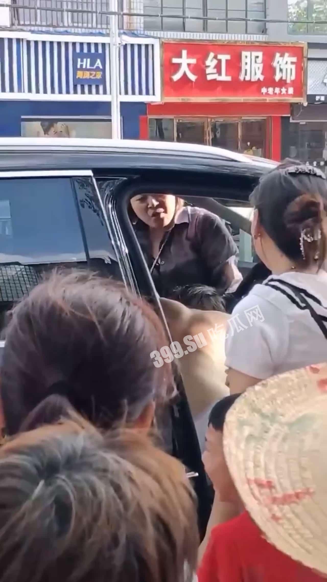 安徽六安抓奸小三被扒衣 抖音账号曝光-1