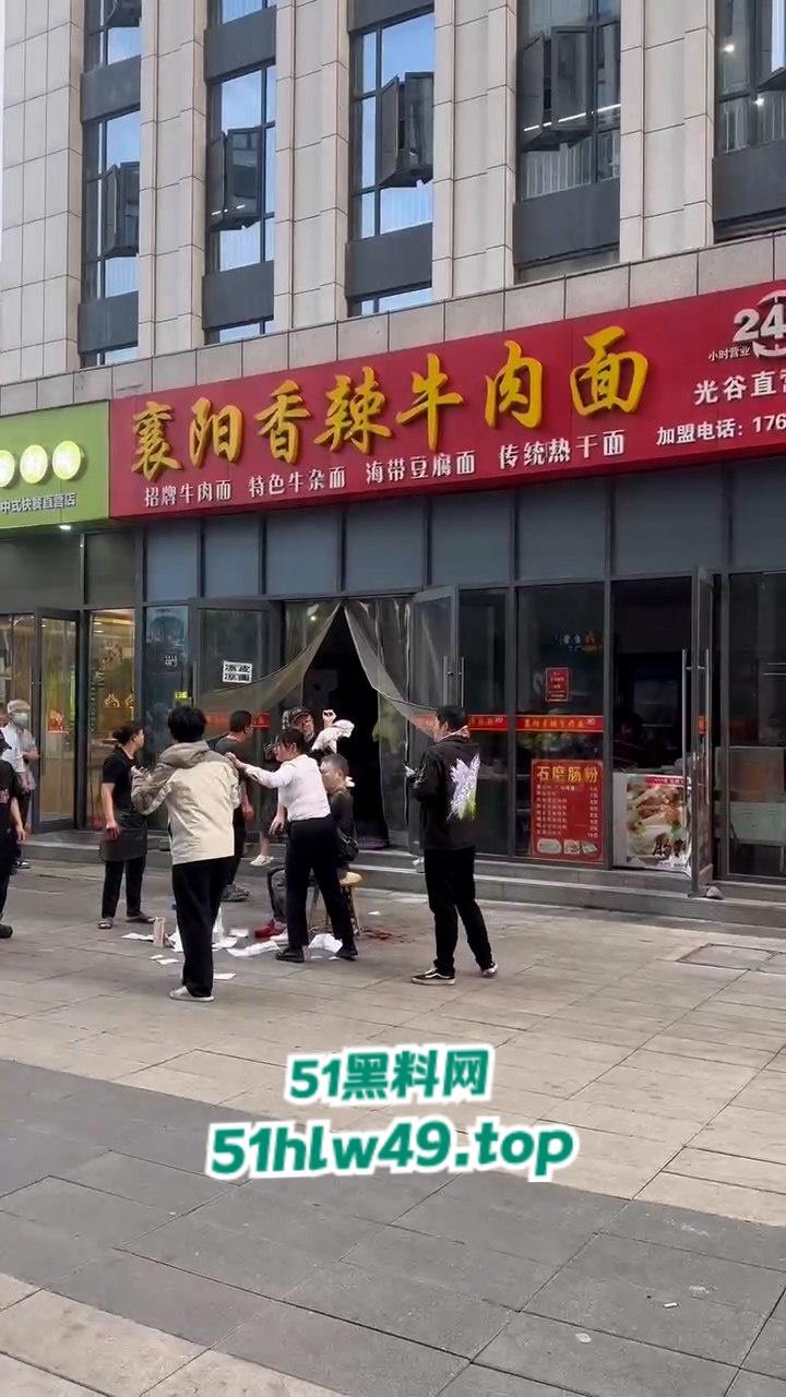 吃碗面都要断头,武汉光谷襄阳面馆一男子突然发疯砍人,多个路人中招现场惨叫一片。-2