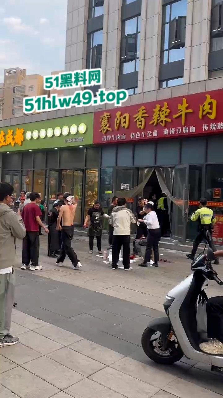 吃碗面都要断头,武汉光谷襄阳面馆一男子突然发疯砍人,多个路人中招现场惨叫一片。-5