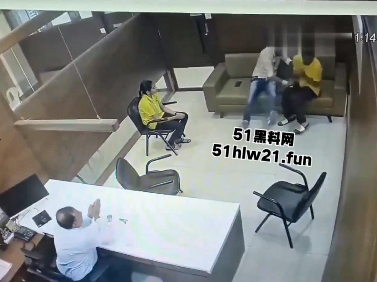 印度保险公司杀人案,男子母亲生病住院找医保公司报销,结果各种理由推脱遭男子持刀猛捅。-3