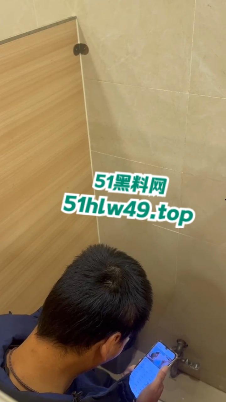 男子厕所看片打飞机被瓜友发现,洗手液瓶灌满水直接扔进去吓唬人,这不得吓阳痿了啊!-3