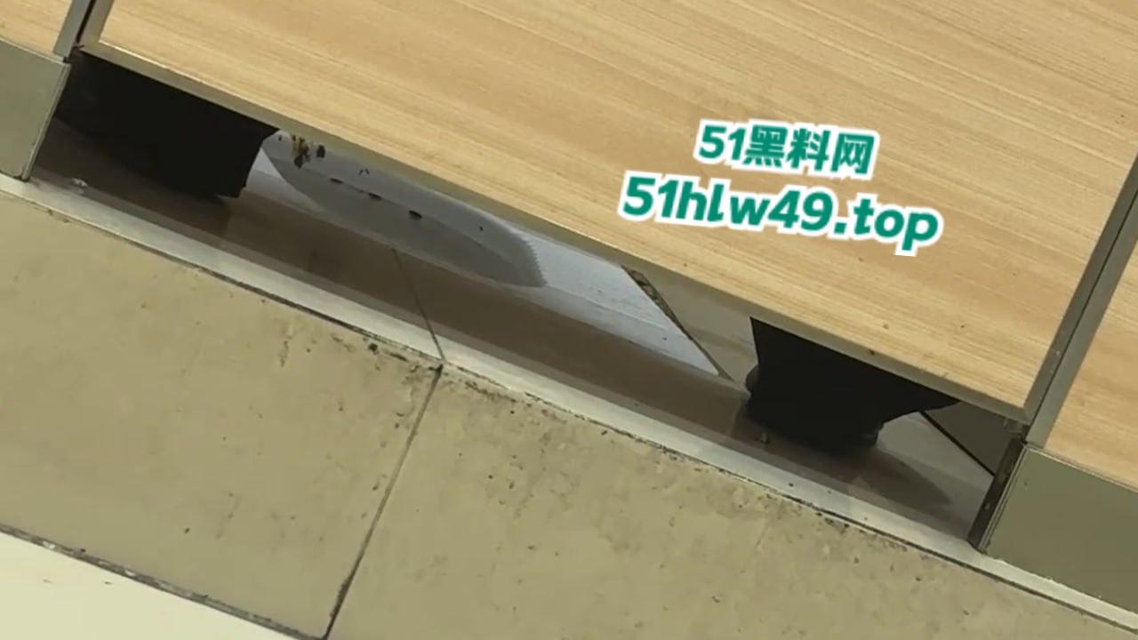 男子厕所看片打飞机被瓜友发现,洗手液瓶灌满水直接扔进去吓唬人,这不得吓阳痿了啊!-6