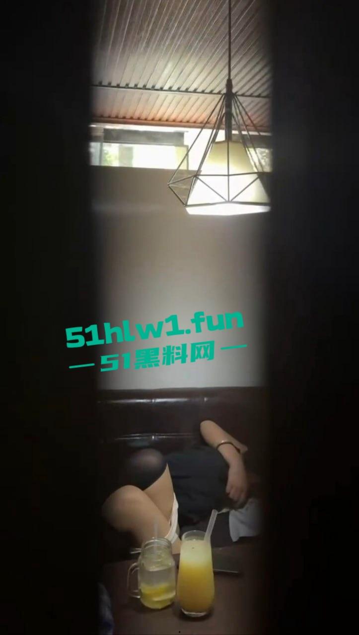 四川雅安天全县奶茶店搞出大动静,高中生JK妹激情啪啪,窗帘都不拉,活活让人看了全套!-2