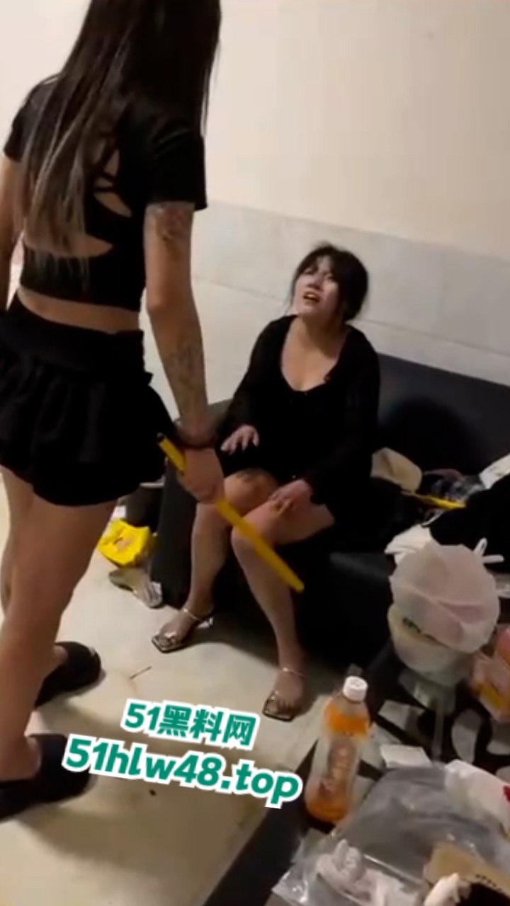 纹身小妹霸凌女同学现场视频曝光,铁棍对待凌辱虐待简直太过分太畜生了!-1