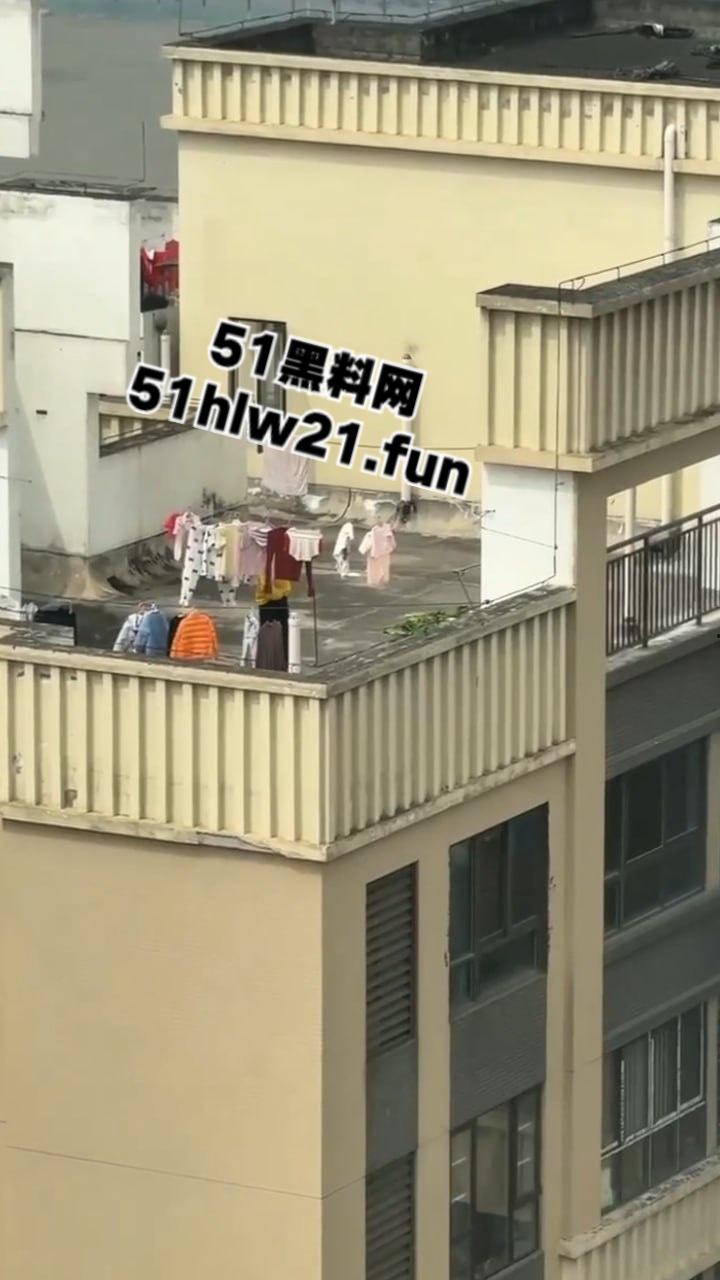 河南郑州某小区,惊现偷内衣变态被邻居拍下全过程,变态直接当场伸进内裤开始打飞机!-1