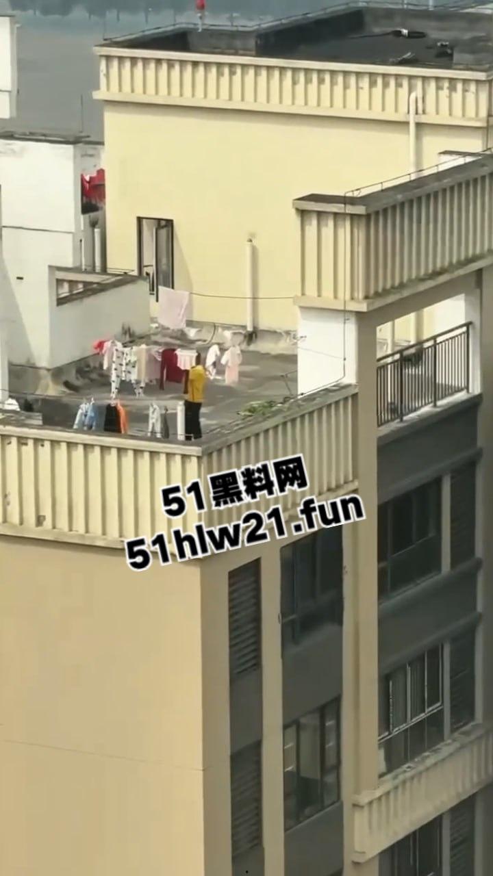 河南郑州某小区,惊现偷内衣变态被邻居拍下全过程,变态直接当场伸进内裤开始打飞机!-3