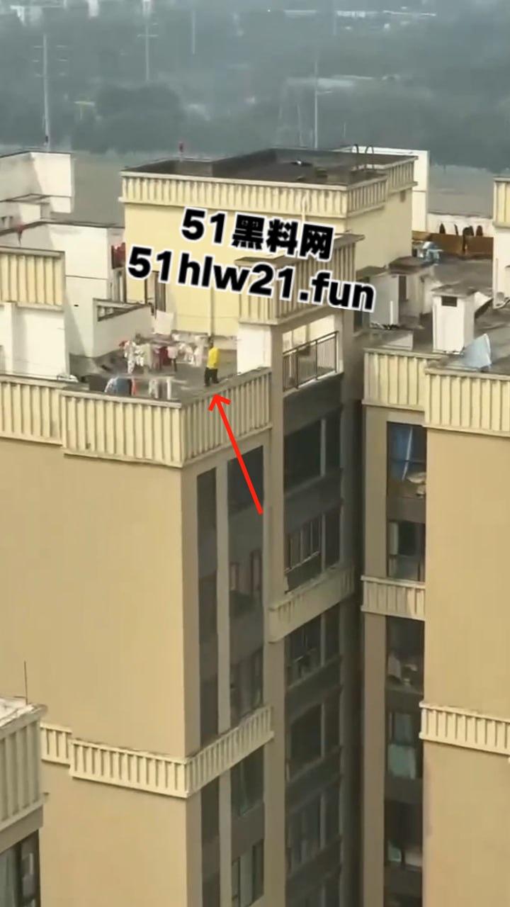 河南郑州某小区,惊现偷内衣变态被邻居拍下全过程,变态直接当场伸进内裤开始打飞机!-5