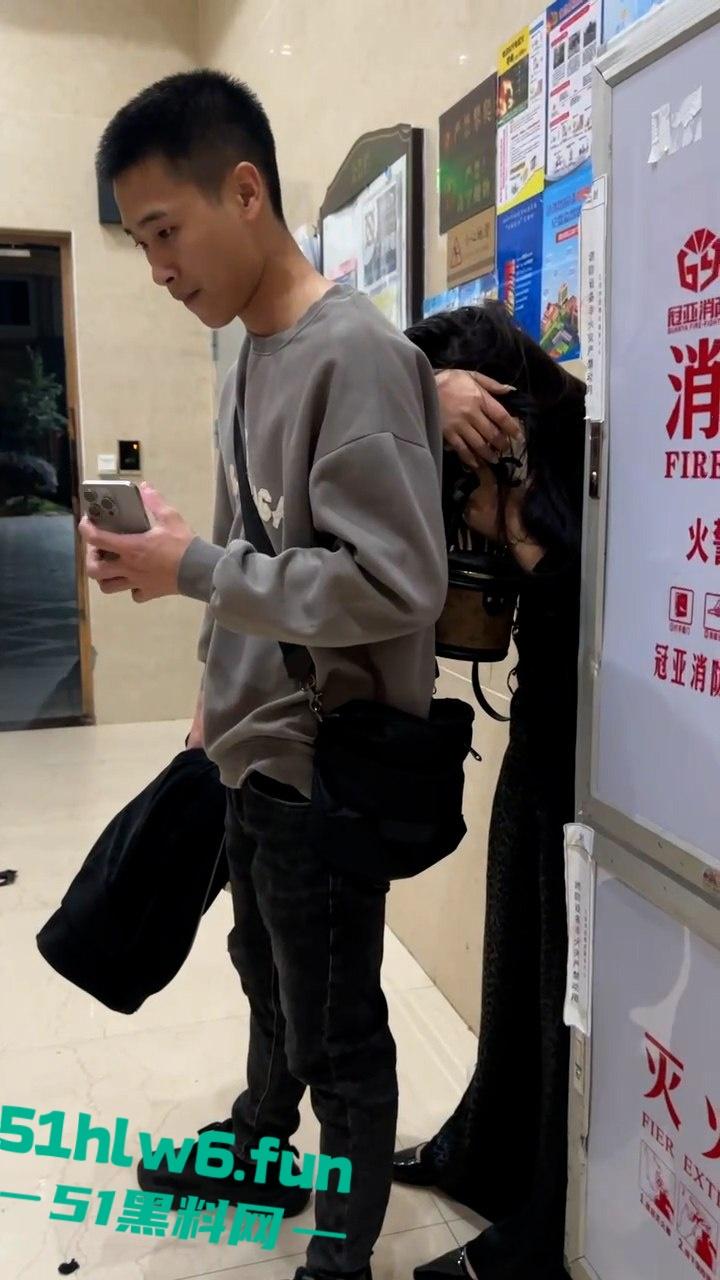 福建真实抓奸实拍,奸夫淫妇家中私会被突然回来的正主当场抓奸,撕逼现场还一直维护小三。-1