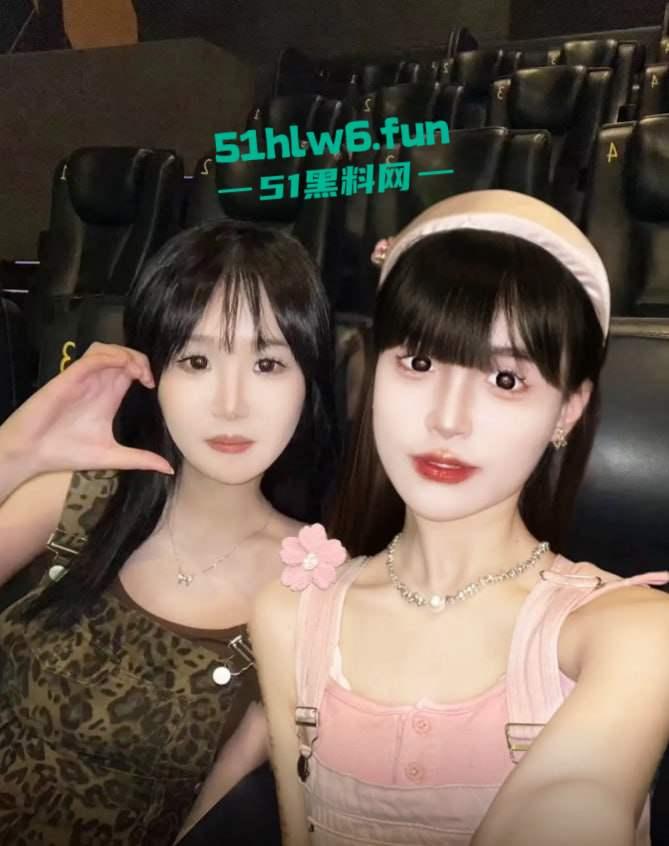 抖音20W粉丝大长腿女神级网红【亲亲小渝】金主高价定制,低角度美景甜美蜜桃臀!-2