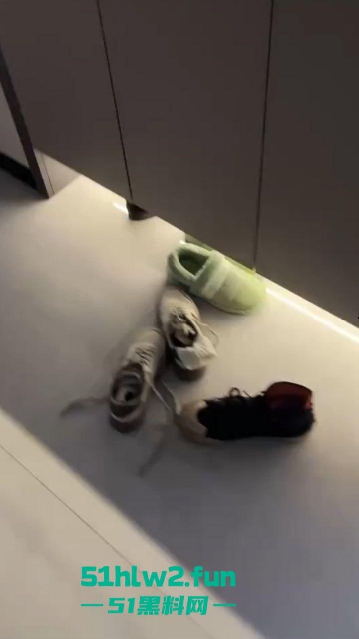 大年初七抓骚鸡,重庆狗男女年假抓紧操逼原配带舅哥突然杀回捉奸在床,现场视频流出。-2