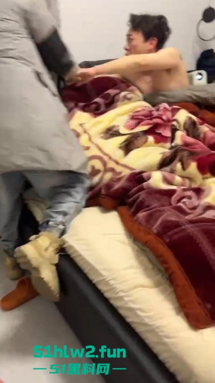 重庆狗男女年假抓紧操逼原配带舅哥突然杀回捉奸在床，现场视频流出。