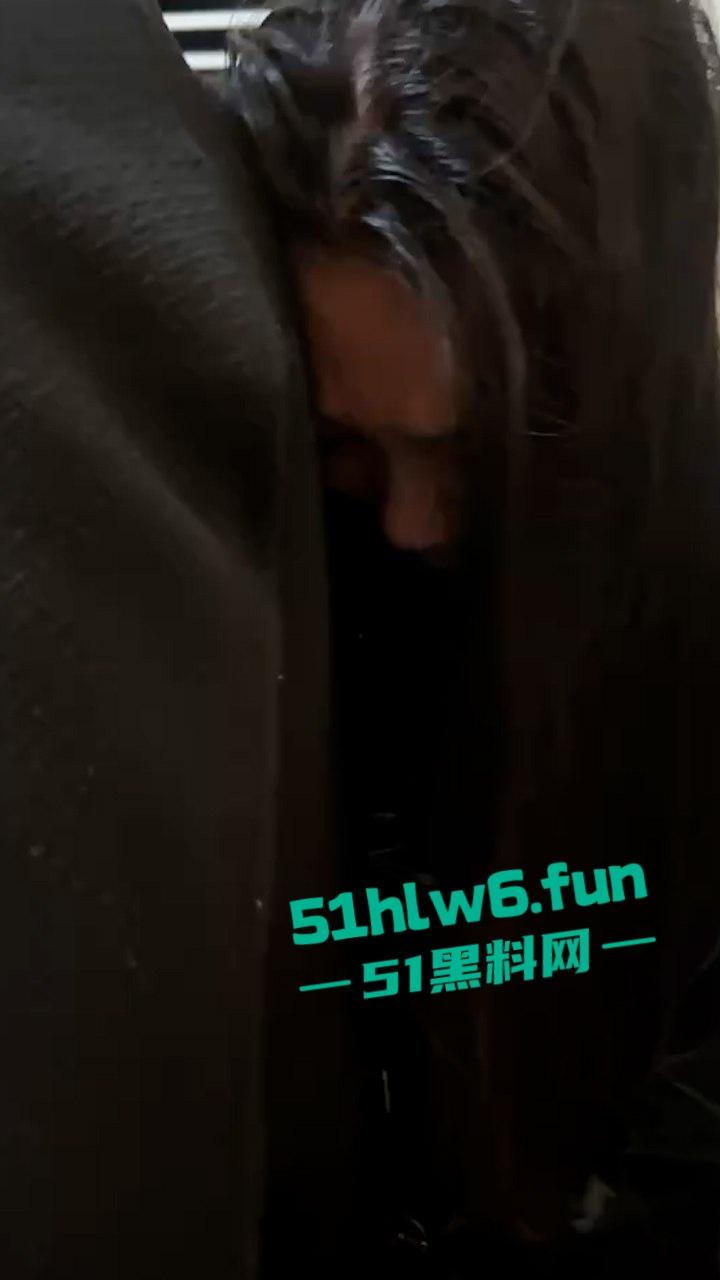 福建真实抓奸实拍,奸夫淫妇家中私会被突然回来的正主当场抓奸,撕逼现场还一直维护小三。-5