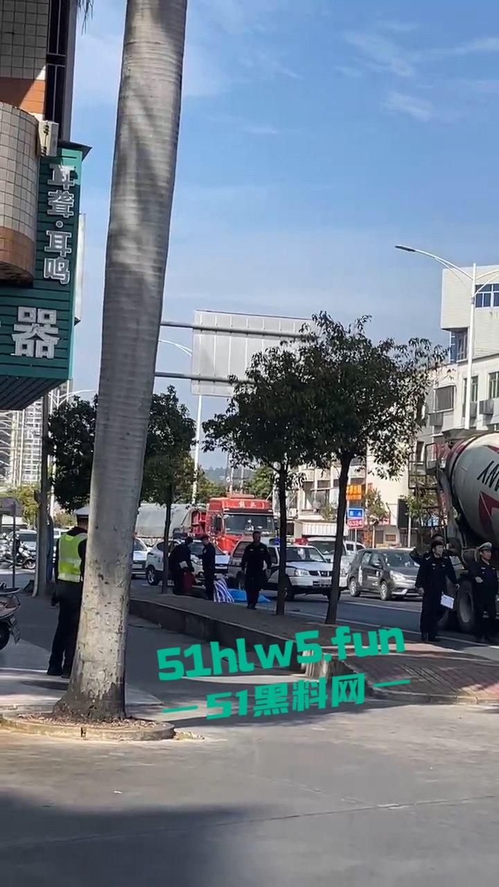 汕头市突发惨烈车祸!妙龄妹遭渣土车碾压头而过当场爆浆,场面惨不忍睹。-1