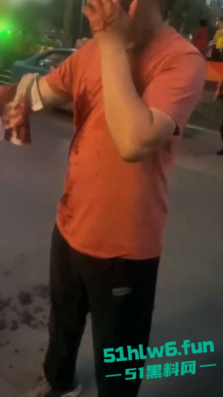 秦皇岛红桥里砍人事件,持刀报复社会在大街上见人就砍,据说有20多人被砍官媒竟急速删贴。-7