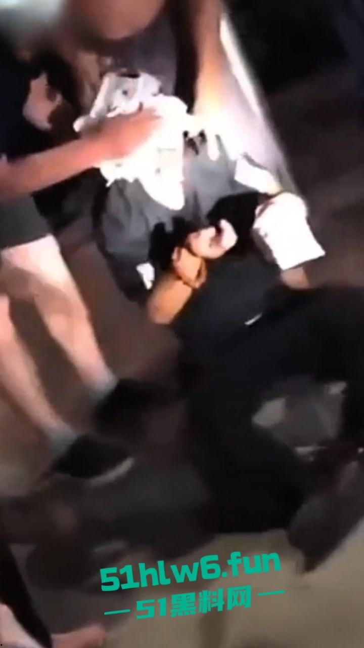 秦皇岛红桥里砍人事件,持刀报复社会在大街上见人就砍,据说有20多人被砍官媒竟急速删贴。-8