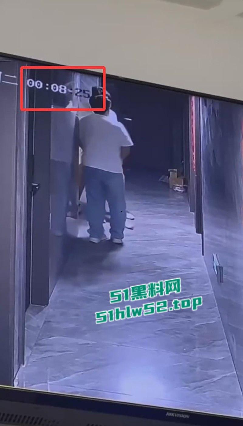 监控下的一幕,美女520当晚酒醉被两名男子捡尸,强行拖入酒店房间 轮奸2小时,酒醒后才被救出逃离!-1